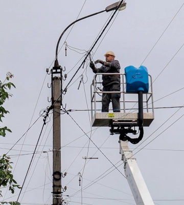 В одному з мікрорайонів Черкас енергетики розчищують повітряні лінії