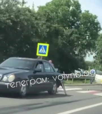 ДТП поблизу Луцька: зіткнулися вантажівка та легковик