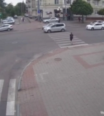 Момент аварії у центрі Луцька, в якій постраждав неповнолітній, потрапив на камери