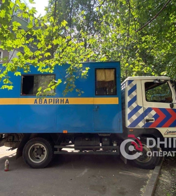 Забилася каналізація: у Дніпрі на Богдана Хмельницького проводять роботи з очищення мережі