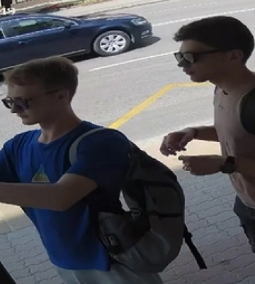 У Луцьку муніципали шукають молодиків, які приліпили листівку на «розумну» зупинку (відео)