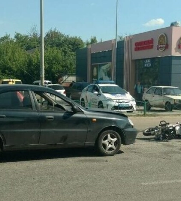Під Харковом в ДТП постраждали водій та пасажирка електроскутера
