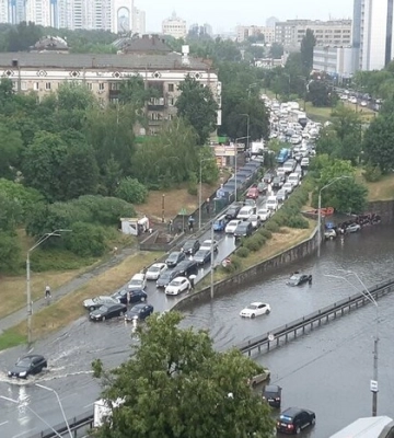 Затопить все: Київ накрила дуже потужна злива, перші кадри стихії