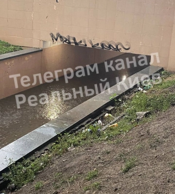 Киев накрыл мощный ливень, авто &quot;идут&quot; под воду – видео последствий