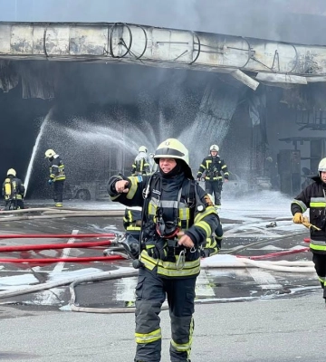 У Києві вогнеборці ліквідовують пожежу на АЗС у Дніпровському районі