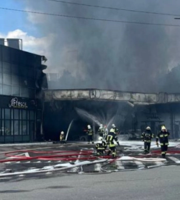 У Києві вогнеборці ліквідовують пожежу на АЗС у Дніпровському районі