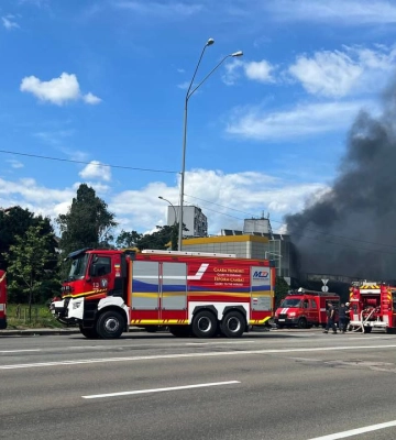 У Києві виникла масштабна пожежа на Дарниці: рух перекрито, відомо подробиці. Фото і відео
