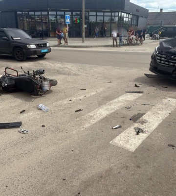 На Рівненщині молодик за кермом кросовера збив двох юнаків на мотоциклі (ФОТО)