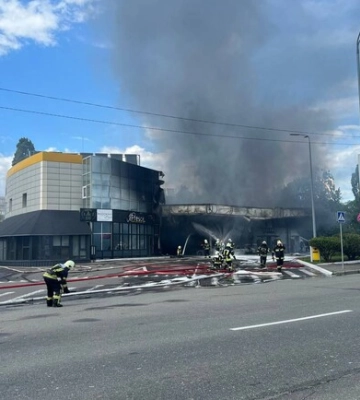 У Києві сталася пожежа на АЗС: постраждали троє людей, згоріли 8 авто