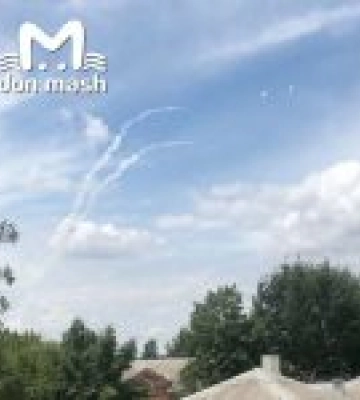 Кримський міст атакували невідомі ракети, а над окупованою Керчю збили “НЛО”. Відео