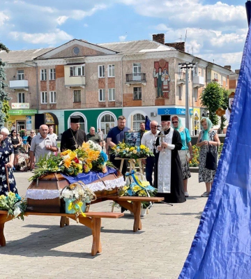 У Нововолинську провели в останню путь Героя на щиті Олександра Лисицю