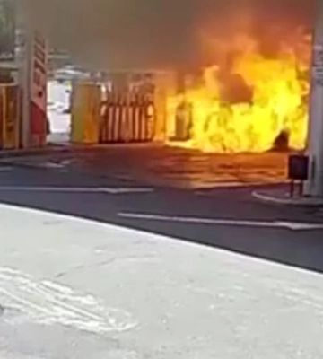 Пожежа на АЗС: оприлюднили відео, як автомобіль на швидкості врізався в колонку