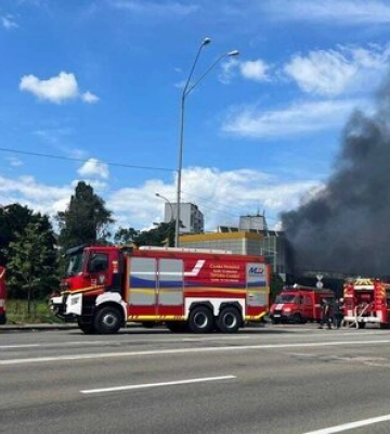 Момент ДТП, яка спричинила пожежу на АЗС у Києві. ВIДЕО