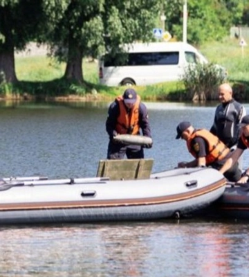 Снаряды, мины и тело российского пилота. Что скрывают водоемы Киевской области — ВВС Украина
