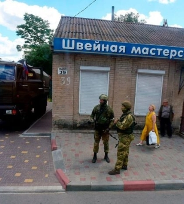 В Мелитополе улицы города убирают штрафники под дулом автомата