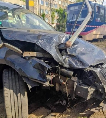 У Миколаєві водій з ознаками спʼяніння збив двох людей на зупинці і вилетів на трамвайні рейки