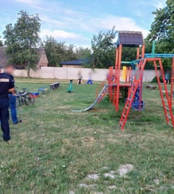 У селі на Полтавщині 14-річний хлопчик вдарив молодшого друга ножем