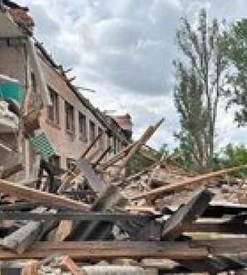 Оккупанты нанесли удар по школе в Запорожье, где выдавали гуманитарку: четыре человека погибли, 11 ранены. Фото