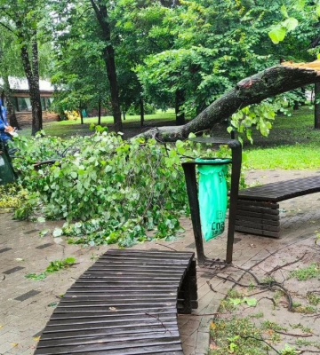 В Харькове второй день подряд ликвидируют последствия урагана 