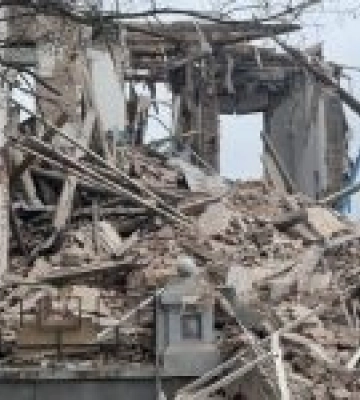 Окупанти вдарили керованою авіабомбою по житловому кварталу Оріхова під час видачі гуманітарної допомоги