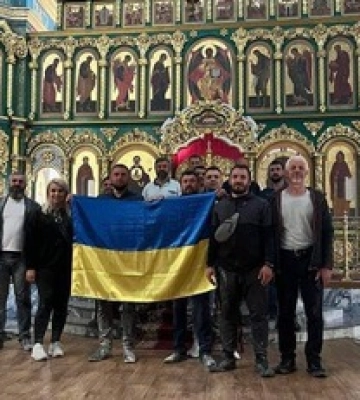 На Київщині священик  УПЦ МП &quot;зустрів&quot; вогнегасником під час передачі храму ПЦУ, фото і відео