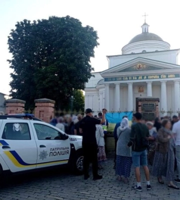 Травив вогнегасниками: під Києвом московський піп влаштував справжній бій із місцевими жителями. Відео
