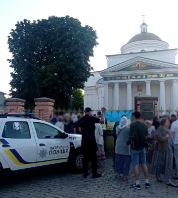 В Киевской области священник УПЦ МП &quot;встретил&quot; огнетушителем во время передачи храма ПЦУ, фото и видео