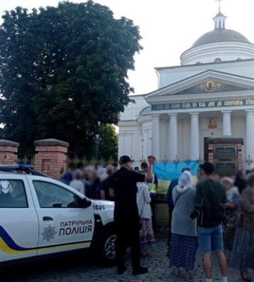 В Киевской области священник УПЦ МП &quot;встретил&quot; огнетушителем во время передачи храма ПЦУ, фото и видео