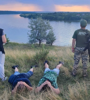 Форсировали Днестр на надувном матрасе: двое мужчин пытались сбежать в Молдову