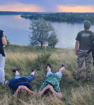 На Буковині прикордонники затримали двох чоловіків на надувному матраці