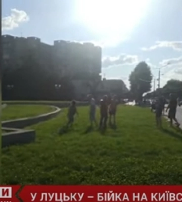 Почали в маршрутці: у Луцьку влаштували мордобій на Київському майдані (відео)