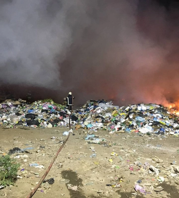 На Миколаївщині палає сміттєзвалище – пожежу гасять з ночі