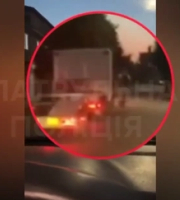 Не втримався: у Ковелі п&#039;яний «зачепер» звалився на дорогу (відео)