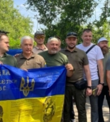 Представники Ужгородської міської ради допомагають обстежувати пошкоджене житло на Херсонщині