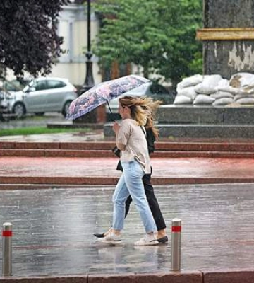 Оголошено штормове попередження: Київ накрила потужна гроза з градом. Фото і відео