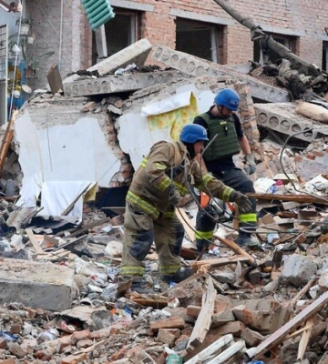 Удар по Оріхову: люди досі під завалами 