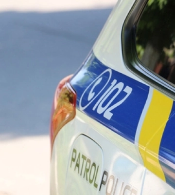 Патрульні врятували заблукалу в лісі 11-річну волинянку, яка йшла додому по трасі