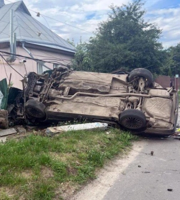 У Лубнах на Полтавщини водій збив електроопору та зніс металевий паркан
