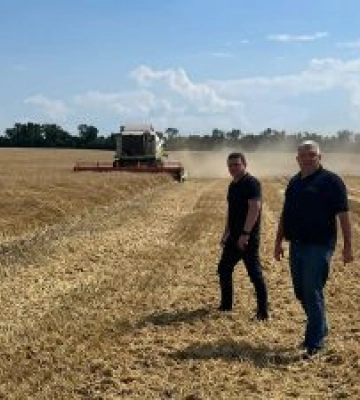 Попри обстріли жнива на Донеччині тривають