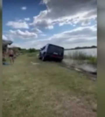 Світязь на Волині: елітний Hummer їздив мало не по людях і руйнував береги озера