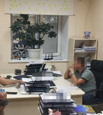 У Дніпропетровській області на одержанні 2,4 тисяч доларів хабара викрито посадовця