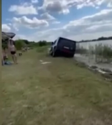 Ледь не по людях: на пляжі Світязю їздив елітний Hummer на київських номерах. Відео