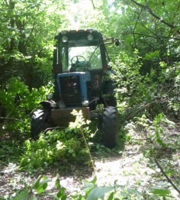 На Полтавщині 23-річний робітник викрав трактор і замаскував гіллям