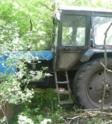 Замаскував гіллям та припаркував у лісі: на Полтавщині розшукали злодія, який угнав трактор свого підприємства