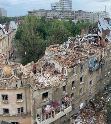 Понищені вибухами дахи у Львові накривають брезентом і плівкою