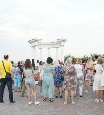 Глядачі аплодували, танцювали та підспівували: гурт «Краяни» зіграв концерт просто неба біля Білої альтанки у Полтаві