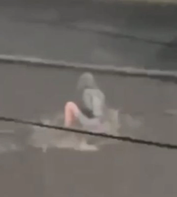 У Києві дівчину знесло потоком води на дорозі під час зливи, відео