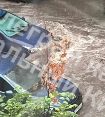 Киев накрыл мощный ливень, авто &quot;идут&quot; под воду – видео последствий