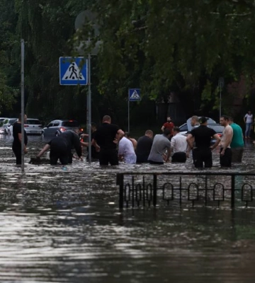 Киев накрыл мощный ливень, авто &quot;идут&quot; под воду – видео последствий