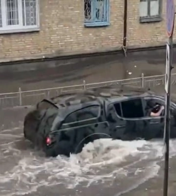 У Києві дівчину знесло потоком води на дорозі під час зливи, відео